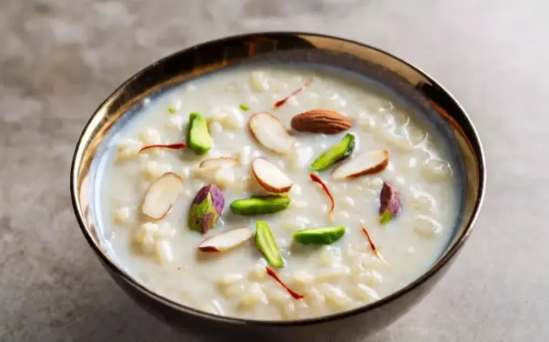 Bhandara Style Kheer Recipe ભંડારા સ્ટાઈલ મલાઈદાર ખીર ઘરે બનાવવાની સૌથી સરળ અને પરફેક્ટ રીત; જાણો ટેક્સચર લાવવાની સિક્રેટ ટ્રીક