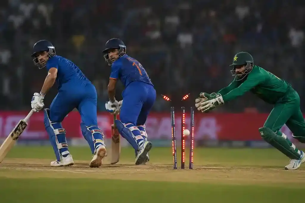 Bizarre Runout આવું ક્યારેય નથી જોયું! બેટ્સમેનનું બેટ વિરોધીના બૂટમાં ફસાયું, વીડિયો જોઈને હસવું નહીં રોકી શકો!