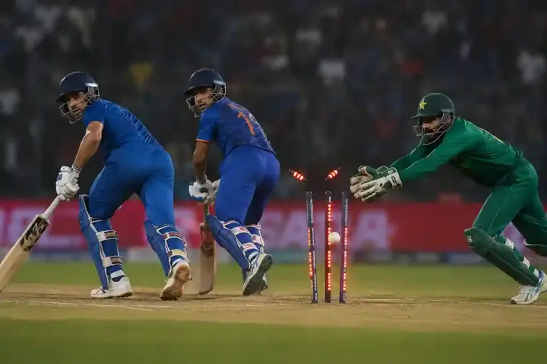 Bizarre Runout આવું ક્યારેય નથી જોયું! બેટ્સમેનનું બેટ વિરોધીના બૂટમાં ફસાયું, વીડિયો જોઈને હસવું નહીં રોકી શકો!