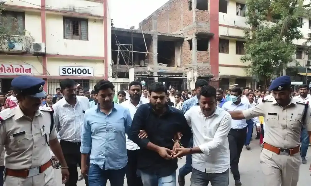 Extortion Case  સ્કૂલ તોડી પાડવાની ધમકી આપી ૧૫ લાખની ખંડણી લેતા બે નકલી RTI એક્ટિવિસ્ટ ઝડપાયા