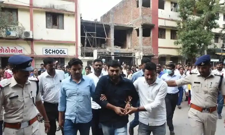 Extortion Case  સ્કૂલ તોડી પાડવાની ધમકી આપી ૧૫ લાખની ખંડણી લેતા બે નકલી RTI એક્ટિવિસ્ટ ઝડપાયા