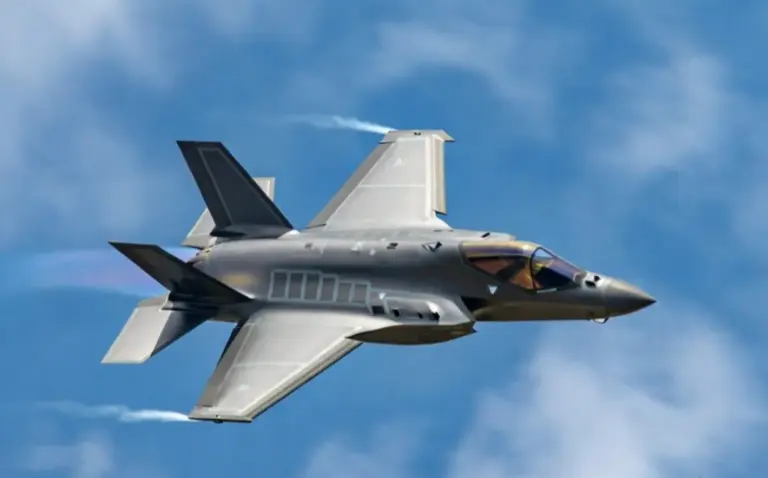 F35 Fighter Jet without radar  અમેરિકાએ પોતાની જ નૌસેનાને આપ્યા 'આંખ વગરના' F35 ફાઈટર જેટ