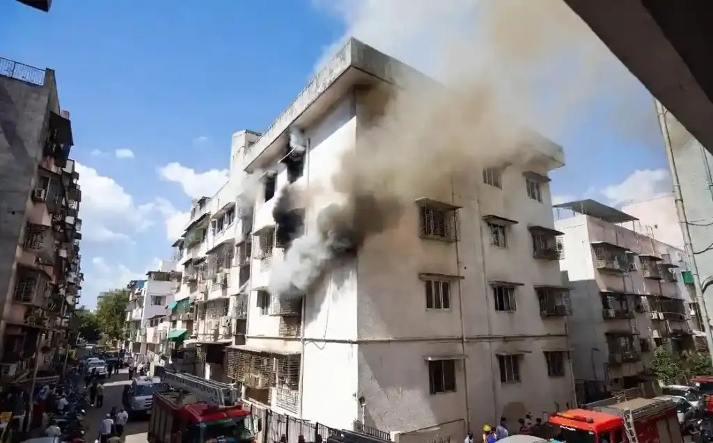 Fire incident in Dahisar  દહિસર પૂર્વમાં સુતાર ચાળમાં ભીષણ આગ 45 વર્ષીય વ્યક્તિ ગંભીર રીતે દાઝ્યા