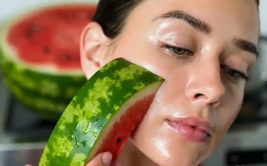 Glowing Skin Tips। મોંઘા ફેશિયલને ટક્કર આપશે તરબૂચની વેસ્ટ છાલ! માત્ર ૧૦ મિનિટમાં મેળવો ચાંદ જેવો ચમકતો ચહેરો