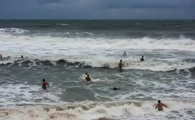 Goa Beach Tragedy ગોવાના બાગા બીચ પર હૃદયદ્રાવક ઘટના, સેલ્ફી લેવા ગયેલા યુવાનને સમુદ્રના મોજાં તાણી ગયા