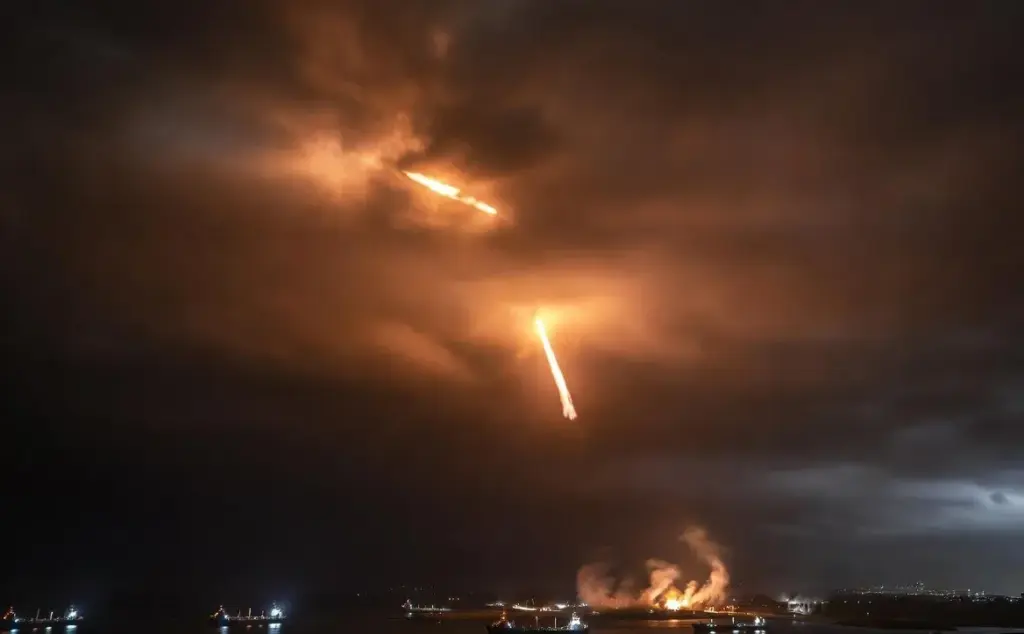Iran Missile Attack 2026।  મધ્ય પૂર્વમાં મહાયુદ્ધ શરૂ! અમેરિકાના એક્શન પર ઈરાનનો ભયાનક પ્રહાર; કુવૈતબહેરીન પર મિસાઈલમારો, દુનિયાભરમાં ફફડાટ