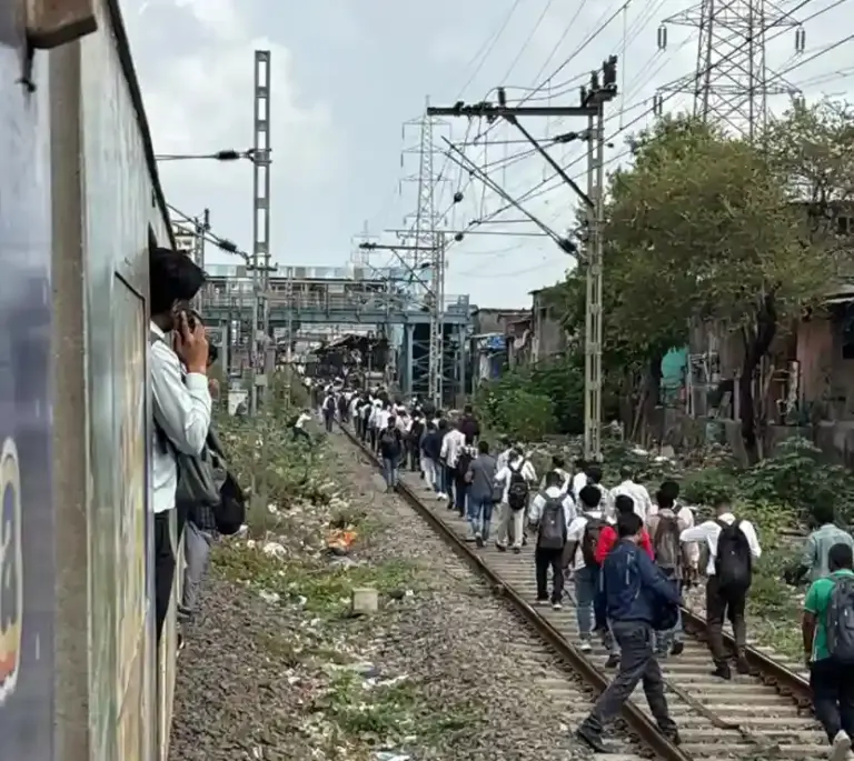 Harbor Railway Disruption  ઓવરહેડ વાયર  તૂટવાથી હાર્બર રેલ્વેની ટ્રેન સેવા ઠપ્પ, મુસાફરો ટ્રેક પર ચાલવા મજબૂર