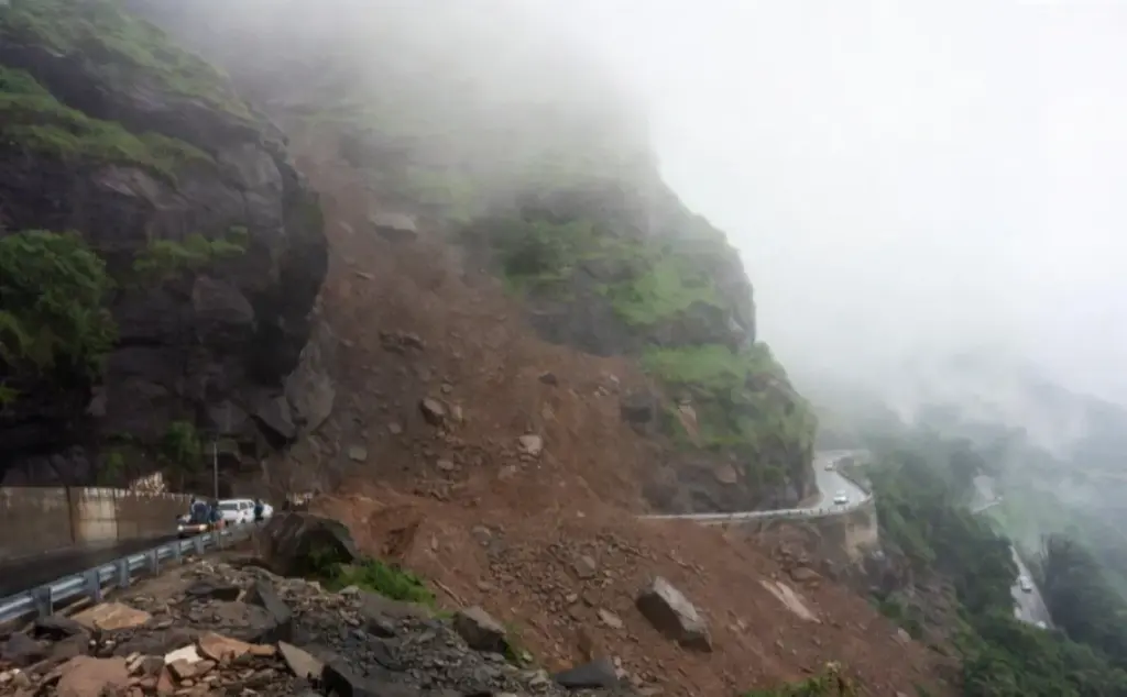 Heavy Rainfall ભારે વરસાદ વચ્ચે માલશેજ ઘાટમાં લેન્ડસ્લાઈડ, રસ્તો બંધ; મુસાફરોની સુરક્ષા જોખમમાં