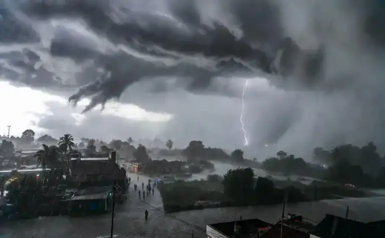 IMD Weather Forecast Today  હવામાન વિભાગની મોટી ચેતવણી આગામી ૨૪ કલાક દેશના આ ૧૫ રાજ્યો માટે અત્યંત ભારે; તોફાની પવન સાથે તૂટી પડશે વરસાદ