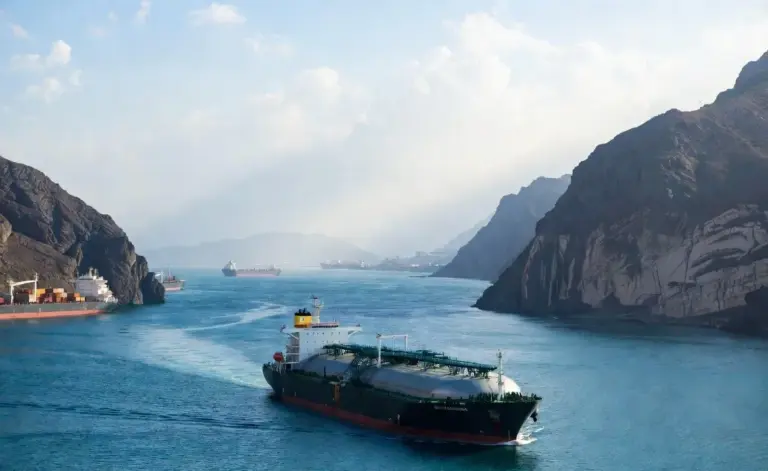 India LNG Cargo Disha Hormuz  દરિયાઈ સંકટ વચ્ચે મોટી સફળતા ભારત આવી રહેલું ગૅસ જહાજ સુરક્ષિત બહાર નીકળ્યું, અન્ય ૩૪ જહાજોના ક્રૂ મેમ્બર્સમાં ખુશીનો માહોલ