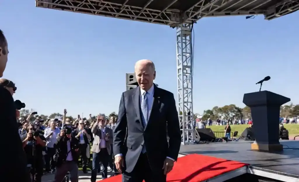 Joe Biden Confusion  જો બાઈડન ફરી કન્ફ્યુઝ! મંચ પરથી નીચે ઉતરવાનો રસ્તો ભૂલ્યા, VIDEO વાયરલ
