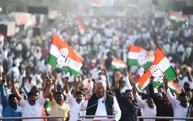 Kharge Loses Cool at Congress Workers  બેંગ્લોરમાં કોંગ્રેસ અધ્યક્ષ મલ્લિકાર્જુન ખડગે કાર્યકર્તાઓ પર ભડક્યા, કહ્યું 'બેકાર લોકો'