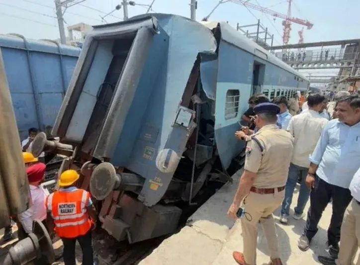 Ludhiana Railway Accident  મુસાફરોની સુરક્ષા ભગવાન ભરોસે? લુધિયાણામાં મુસાફરી ટ્રેનના ડબ્બામાંથી ટોયલેટનો ભાગ જ ઉખડીને નીચે પડ્યો!  જુઓ વિડીયો