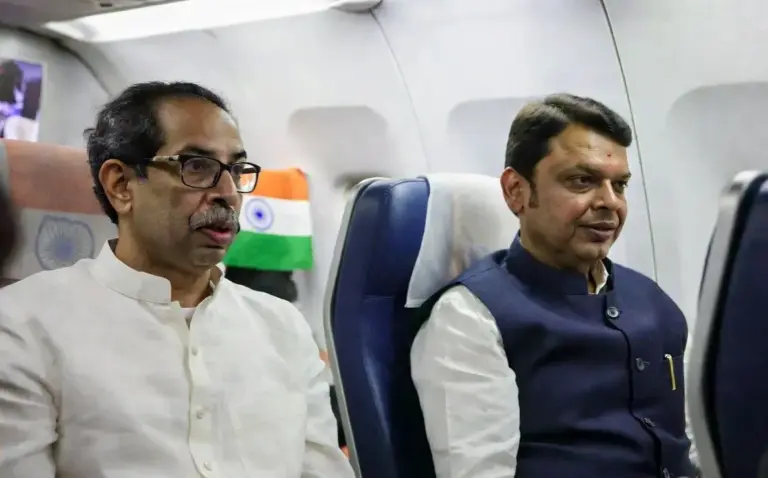 Maharashtra Politics  મહારાષ્ટ્રના રાજકારણમાં સૌથી અદભુત દ્રશ્ય! ઉદ્ધવ ઠાકરે અને મુખ્યમંત્રી દેવેન્દ્ર ફડણવીસે એક જ ફ્લાઇટમાં કરી મુસાફરી; રાજકીય ગરમાવો!
