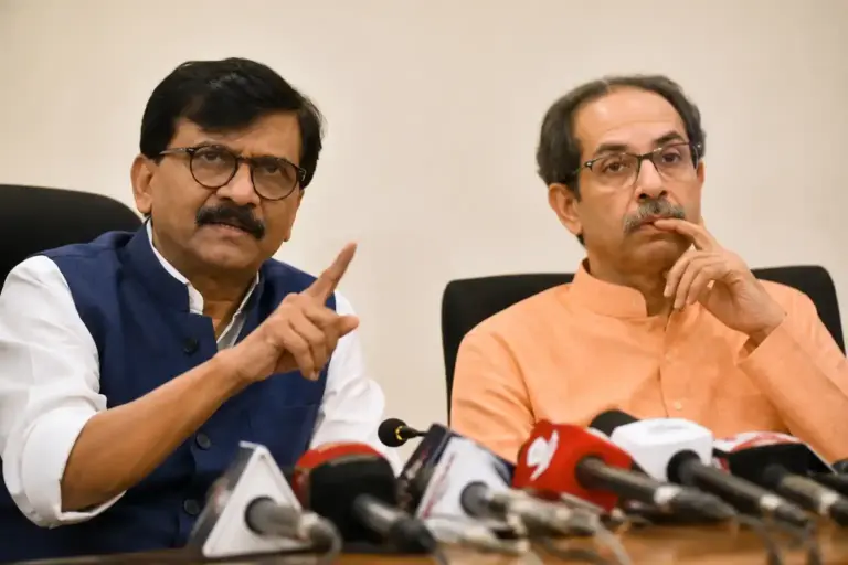 Maharashtra politics શિવસેના (UBT) નેતા સંજય રાઉતની ચેતવણી પર શિંદે જૂથનો પલટવાર, બાગી સાંસદો સામે કાર્યવાહી શક્ય નથી