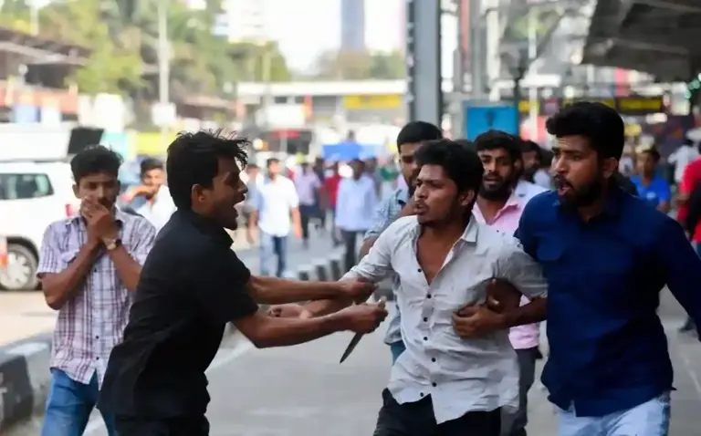 Mahim Station Crime  માહિમ સ્ટેશન પાસે માત્ર ચાલતાચાલતા અથડાતાં જ અજાણ્યા શખ્સે યુવક પર કર્યો ચપ્પુથી હુમલો