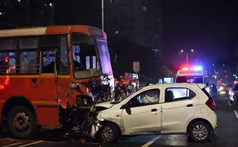Malad Accident। મુંબઈના મલાડમાં ગમખ્વાર અકસ્માત નિયંત્રણ ગુમાવેલી બેસ્ટ બસે ઓલા કેબને મારી ટક્કર, કાર સાફ કરી રહેલા ડ્રાઇવરનું ઘટનાસ્થળે જ કરુણ મોત
