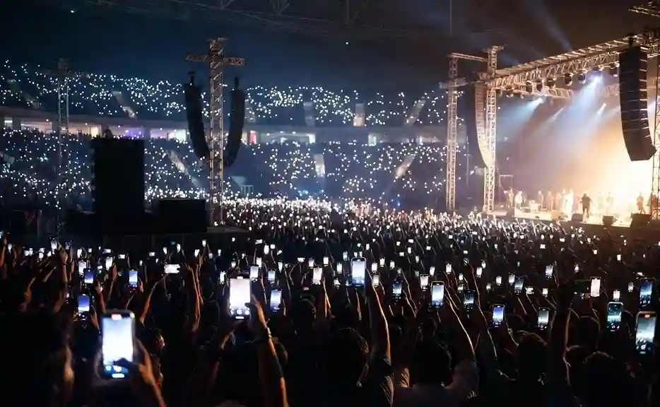 Worli NSCI Dome Concert Controversy। વરલીના એનએસસીઆઈ ડોમમાં આયોજકોની ગંભીર બેદરકારી યુવકના રહસ્યમય મોત બાદ હવે મ્યુઝિક કોન્સર્ટમાં કિંમતી મોબાઈલની સામૂહિક ચોરી