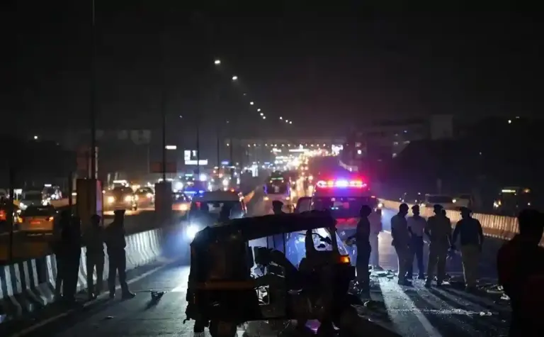 Mumbai Highway Accident। વેસ્ટર્ન એક્સપ્રેસ હાઈવે પર કાળમુખો અકસ્માત દહિસરમાં રિક્ષા ચાલકનું ઘટનાસ્થળે જ કમકમાટીભર્યું મોત!