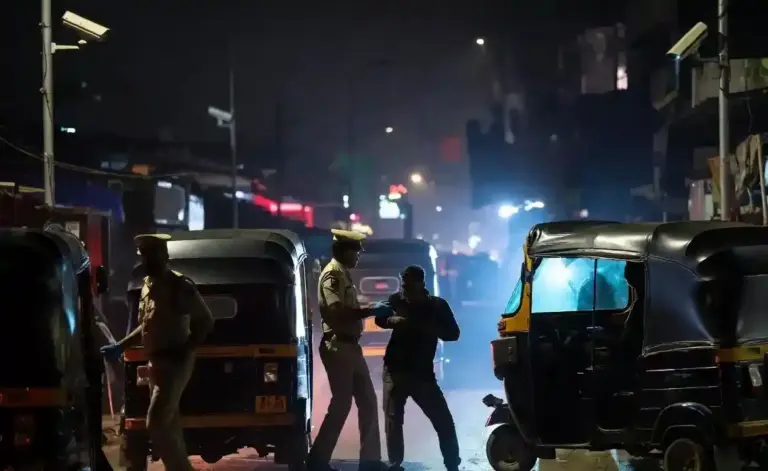 Mumbai Auto Rickshaw Thieves Arrested  મુંબઈમાં રિક્ષા ચોર ગેંગનો પર્દાફાશ ખેરવાડી પોલીસે સીસીટીવીની મદદથી ૨ રીઢા ગુનેગારોને દબોચ્યા; ૧૨ ચોરીના કેસ ઉકેલાયા