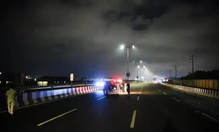 Mumbai Eastern Express Highway Hit and Run  મુંબઈમાં હિટએન્ડરનનો કહેર ઈસ્ટર્ન એક્સપ્રેસ હાઈવે પર અજ્ઞાત વાહનની ટક્કરે મુમ્બ્રાના ૨૫ વર્ષીય યુવકનું મોત; મિત્ર ગંભીર