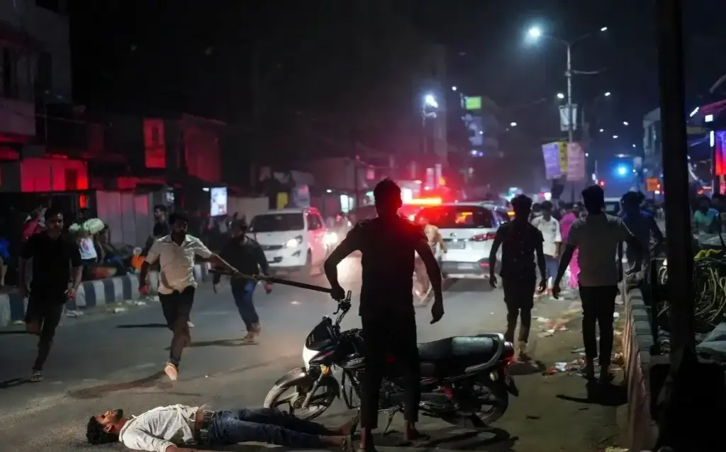 Mumbai Govandi Road Rage Attack ગોવંડીમાં મામૂલી અકસ્માત બાદ રોડ રેજની ભયાનક ઘટના ૨૮ વર્ષના બાઇક સવાર યુવક પર લોખંડના સળિયાથી જીવલેણ હુમલો