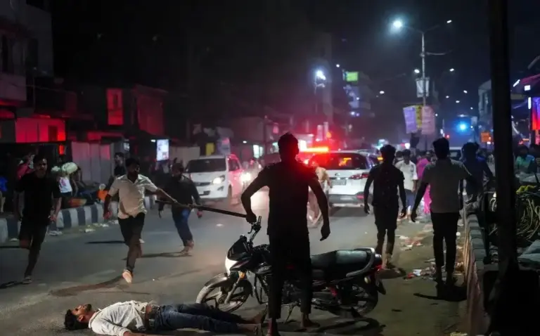 Mumbai Govandi Road Rage Attack  ગોવંડીમાં મામૂલી અકસ્માત બાદ રોડ રેજની ભયાનક ઘટના ૨૮ વર્ષના બાઇક સવાર યુવક પર લોખંડના સળિયાથી જીવલેણ હુમલો