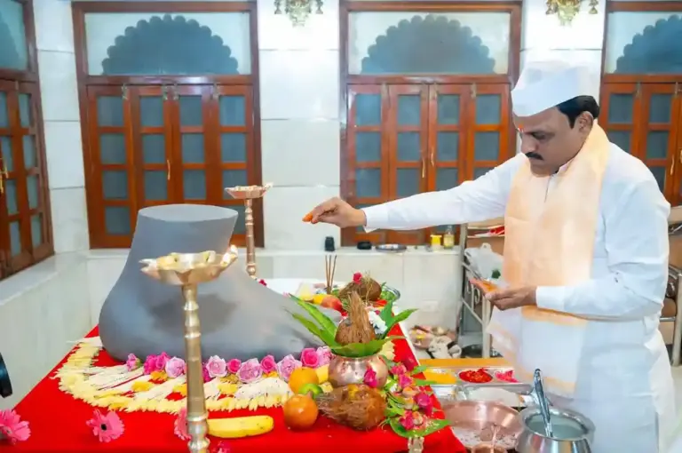 Mumbai Lalbaugcha Rajaલાલબાગના રાજા નું પાદપૂજન સંપન્ન; આજથી મૂર્તિ નિર્માણના કામનો થયો શુભારંભ..