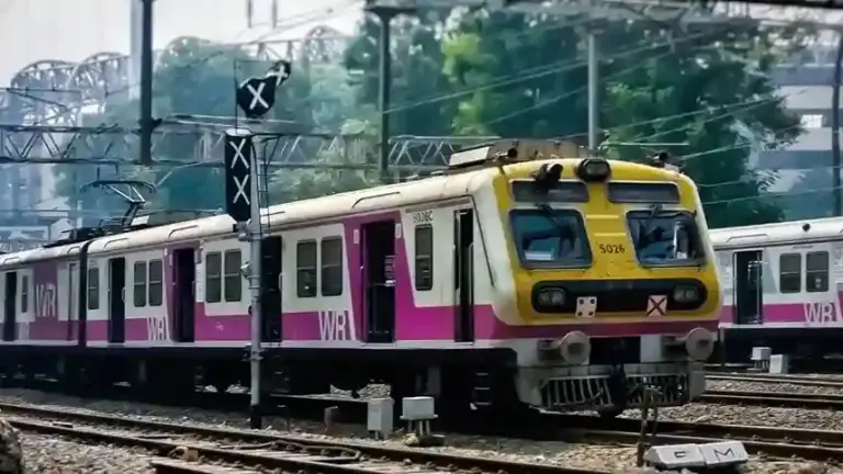 Mumbai Local Train Attack Borivali  અંધેરીબોરીવલી વચ્ચે ચાલુ ટ્રેને હિંસક હુમલો; લોહીલુહાણ હાલતમાં ૨૨ વર્ષના યુવકને હોસ્પિટલ ખસેડાયો