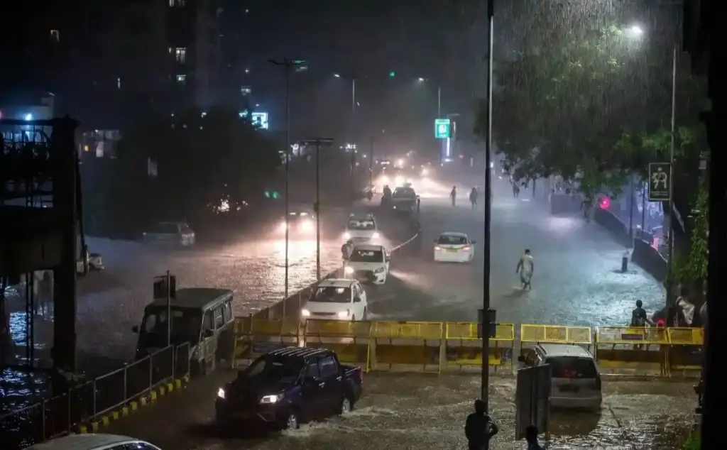 Mumbai Monsoon Heavy Rain Andheri Subway મુંબઈમાં ચોમાસાના પ્રથમ વરસાદમાં જ જળબંબોળની સ્થિતિ, રાતભર ખાબકેલા ભારે વરસાદને પગલે અંધેરી સબવે બંધ કરાયો