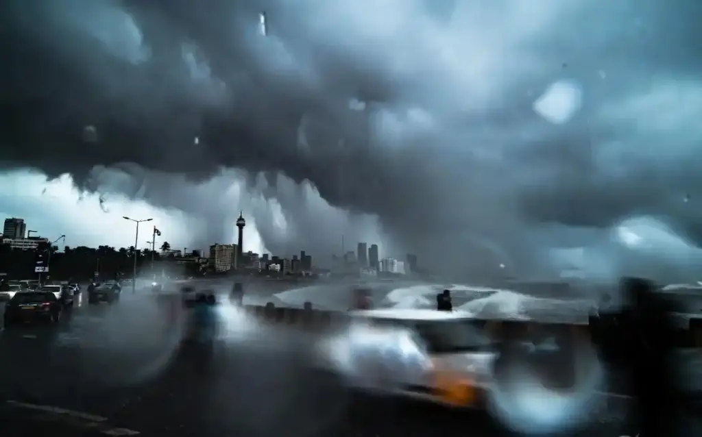 Mumbai Monsoon Rain Update વહેલી સવારથી જ મુંબઈમાં મેઘાનું રૌદ્ર સ્વરૂપ; જાણો આગામી કલાકોમાં વાવાઝોડા સાથે વરસાદને લઈને હવામાન વિભાગની મોટી ચેતવણી