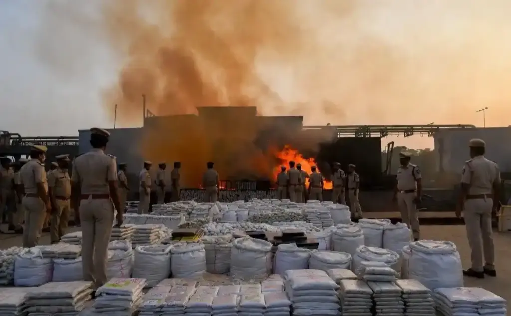Mumbai Police Drug Disposal Taloja મુંબઈ ક્રાઈમ બ્રાન્ચનો ડ્રગ્સ માફિયાઓ પર પ્રહાર ૬૬૫ કરોડની કિંમતનો ૧,૨૭૫ કિલો ડ્રગ્સનો જથ્થો ભઠ્ઠીમાં બાળીને ખાખ કરાયો