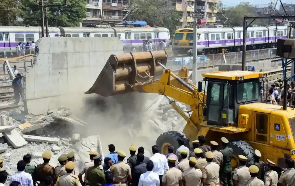 Mumbai Railway Project। રેલ્વે પ્રોજેક્ટને નડતા દાદરના ૨૭ પાકા દબાણો પર બુલડોઝર ફર્યું, સુરક્ષા કર્મચારીઓના ચુસ્ત બંદોબસ્ત વચ્ચે મોટી કાર્યવાહી