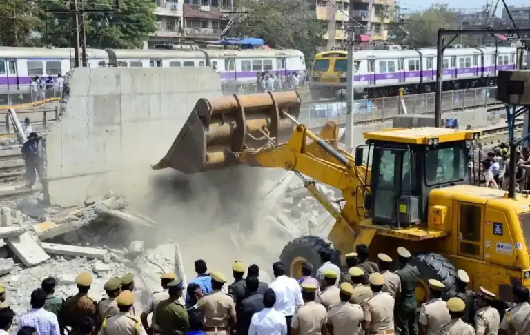 Mumbai Railway Project। રેલ્વે પ્રોજેક્ટને નડતા દાદરના ૨૭ પાકા દબાણો પર બુલડોઝર ફર્યું, સુરક્ષા કર્મચારીઓના ચુસ્ત બંદોબસ્ત વચ્ચે મોટી કાર્યવાહી
