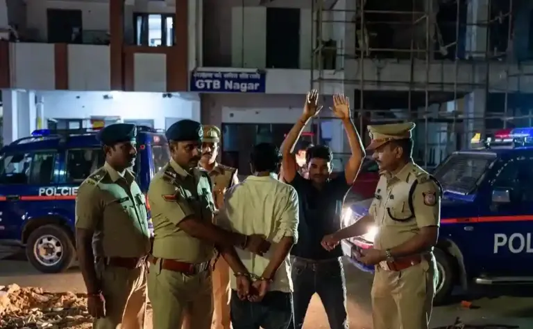 Mumbai SRA Extortion Case મુંબઈ ક્રાઈમ બ્રાન્ચનો મોટો સપાટો જીટીબી નગર SRA પ્રોજેક્ટના મેનેજરને જાનથી મારવાની ધમકી આપી  ૨૮.૫૦ લાખ પડાવનારા ૨ ઠગ રંગેહાથ ઝડપાયા