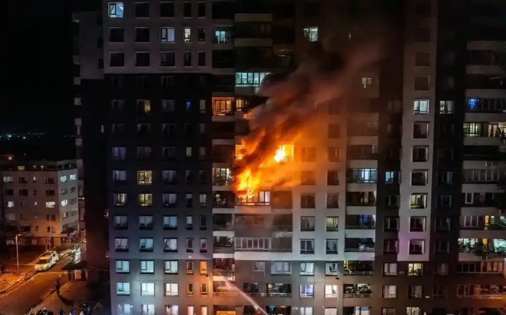 Noida Fire।નોઈડાની ગગનચુંબી ઇમારતમાં લાગી ભીષણ આગ! ૧૨મા માળેથી ઉઠ્યા ધુમાડાના ગોટેગોટા, લોકોમાં મચી ભારે નાસભાગ