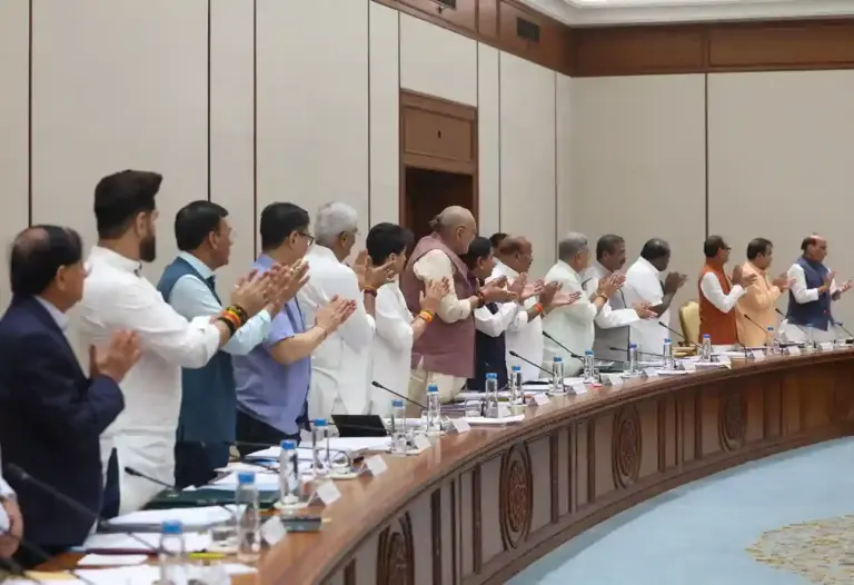 PM Modi's Cabinet Meeting Highlights  મંત્રીઓની તાલી, પ્રસ્તાવમાં પ્રશંસા કેબિનેટ બેઠકમાં વડાપ્રધાન મોદીનું ભવ્ય અભિવાદન