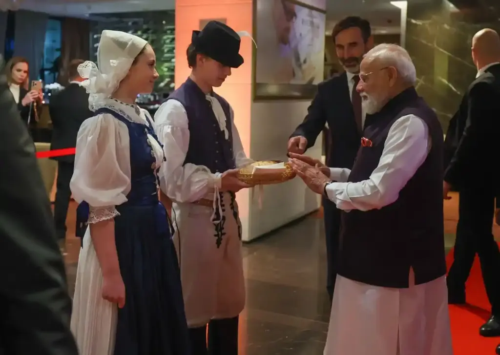 PM Modi's Slovakia Visit સ્લોવાકિયાના પ્રવાસે વડાપ્રધાન મોદી પરંપરાગત રીતે 'બ્રેડ અને મીઠું' આપીને કરાયું ભવ્ય સ્વાગત