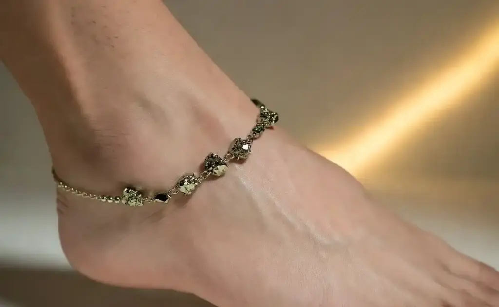 Pyrite Anklet Astrology Rules  ખોટી રીતે પહેરેલી પાયરાઈટની પાયલ લાવી શકે છે મોટી આફત! કિસ્મત ચમકાવતા પહેલાં જાણી લો આ જરૂરી નિયમો, નહીંતર થશે મોટું નુકસાન