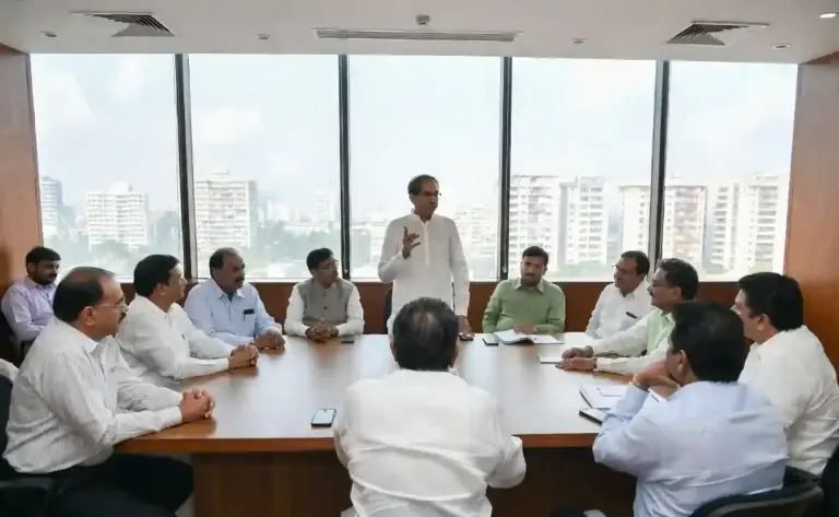 Shiv Sena (UBT) Strategy Meeting  'શિવાલય’માં ઉદ્ધવ ઠાકરેનું શક્તિ પ્રદર્શન સાંસદોના બળવા બાદ ધારાસભ્યો અને વિધાન પરિષદના સભ્યો (MLC) સાથે મહત્વની બેઠક