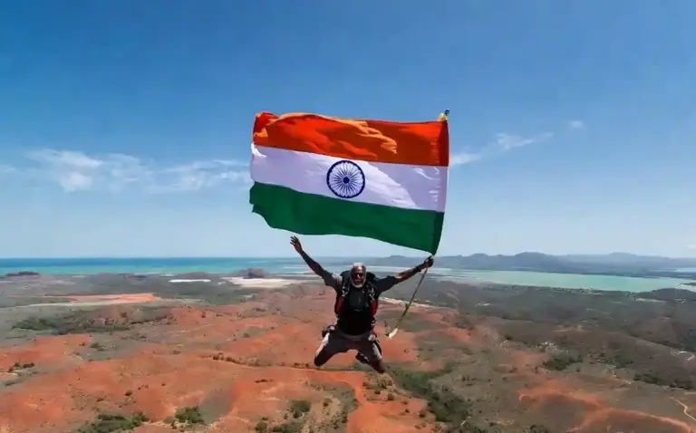 Skydiving at 18,000 feet  ઉંમર માત્ર આંકડો છે! ૮૦ વર્ષીય દાદાએ ૧૮,૦૦૦ ફૂટની ઊંચાઈએથી કરી સ્કાયડાઈવિંગ