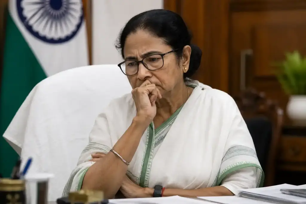 TMC party crisis  મમતા બેનર્જીને મોટો ઝટકો ટીએમસીના ૨૦ સાંસદોએ લોકસભા સ્પીકરને પત્ર લખી એનડીએ (NDA) ને આપ્યું સમર્થન