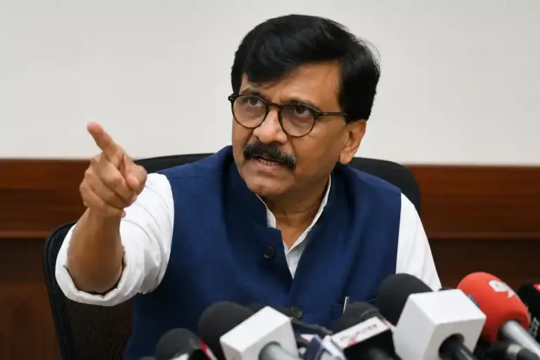 UBT Shivsena rebel MPs  બાગી સાંસદોની બેઠકમાં ગેરહાજરી પર સંજય રાઉતનો હુંકાર 'બાગીઓને કારણદર્શક નોટિસ આપીશું'