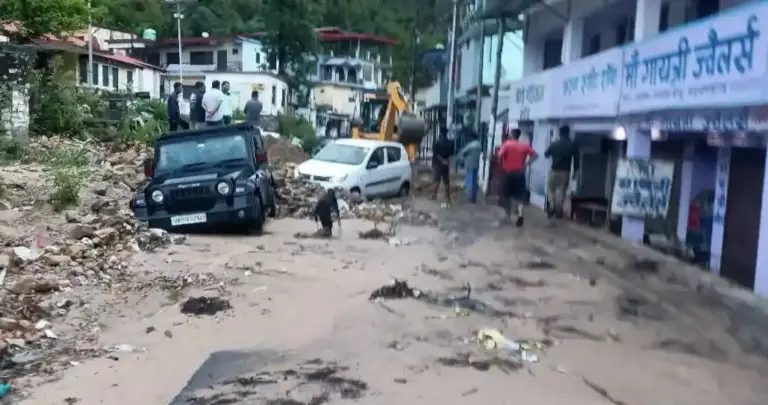 Uttarakhand Chamoli Cloudburst Heavy Rain ઉત્તરાખંડના ચમોલીમાં આભ ફાટ્યું! ભારે વરસાદથી નાળામાં આવ્યું પૂર, અનેક ઘરો અને વાહનો કાટમાળમાં દબાયા