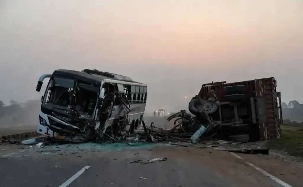 Vadodara Bus Truck Accident Kotambi  વડોદરા હાઈવે પર બસટ્રક વચ્ચે ભયાનક અકસ્માત; ૧૦ મુસાફરોના જીવ ગયા, ઘાયલોની હાલત અત્યંત નાજુક