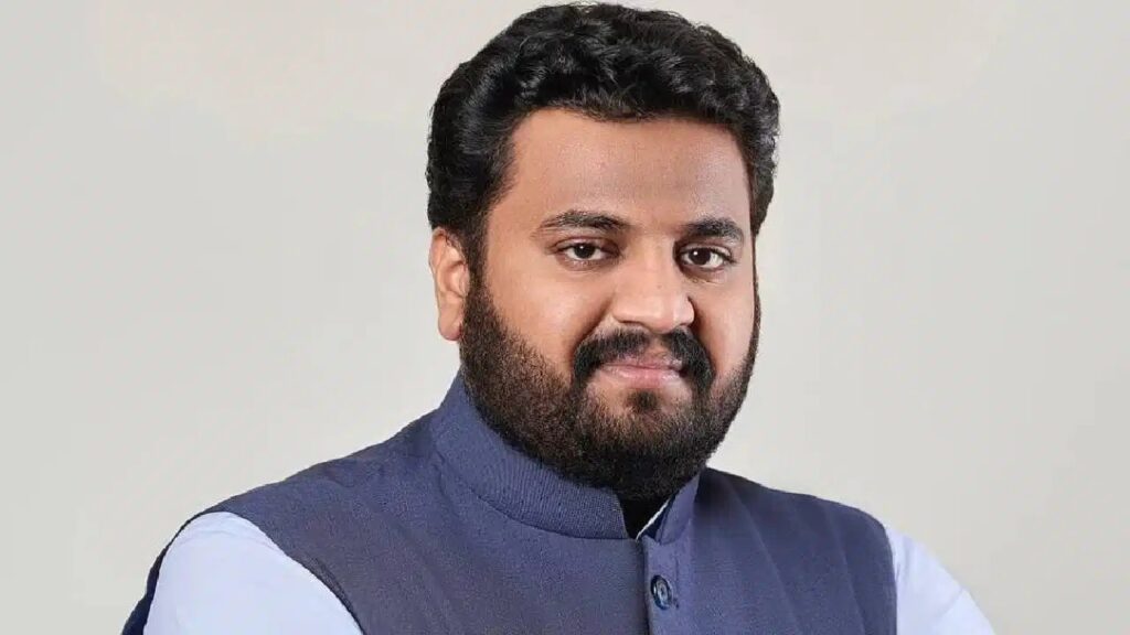 Vikram Kakade Net Worth।પવાર પરિવારના નજીકના વિક્રમ કાકડેની લક્ઝરી લાઈફસ્ટાઈલ! કરોડોની બોટ, મોંઘી કાર અને જય પવાર સાથે કરોડોની ડીલ