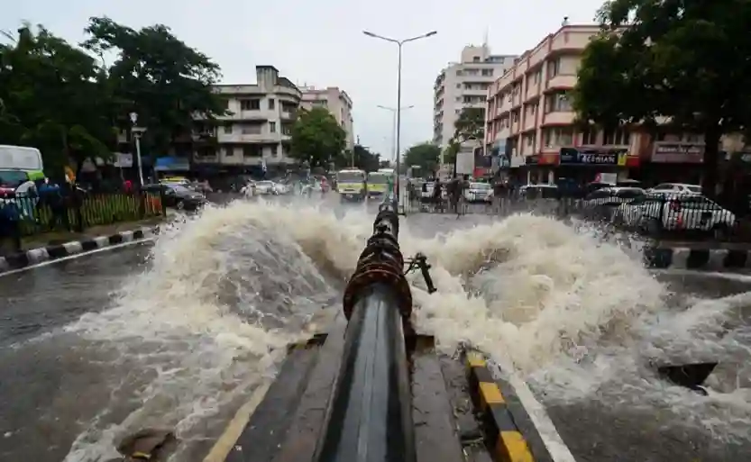 Water Pipeline Burst in Andheri West અંધેરી વેસ્ટમાં પાણીની પાઈપલાઈન ફાટતા હજારો લિટર પાણીનો બગાડ, લિંક રોડ પર ટ્રાફિકની સમસ્યા