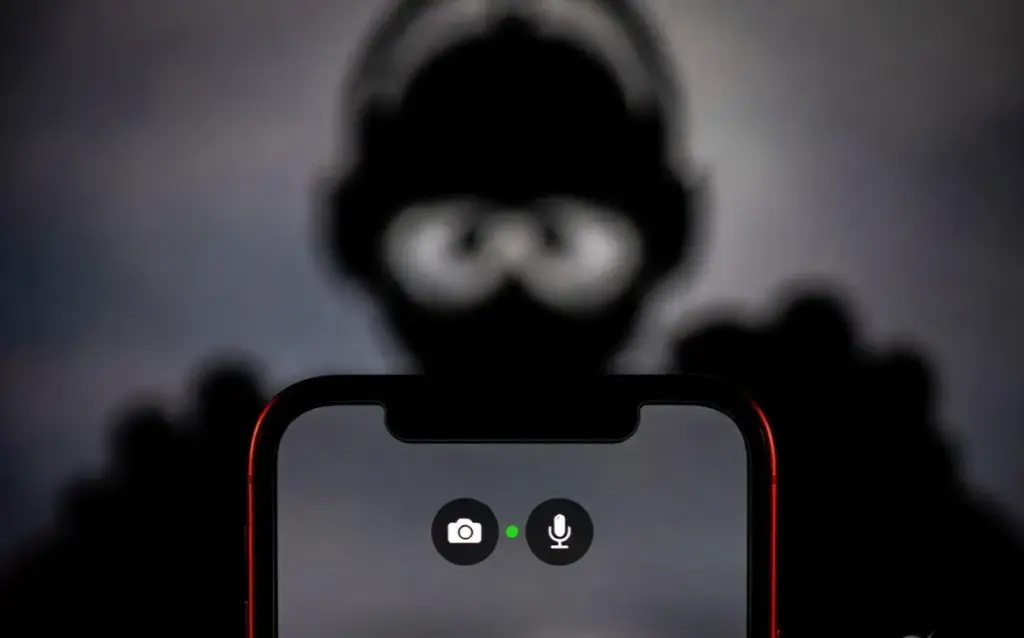 Iphone Privacy Features। સાવધાન! જો તમારા iPhone પર દેખાય આ બે કલરના ડોટ્સ, તો સમજી લેજો કોઈ છૂપી રીતે કરી રહ્યું છે તમારી જાસૂસી
