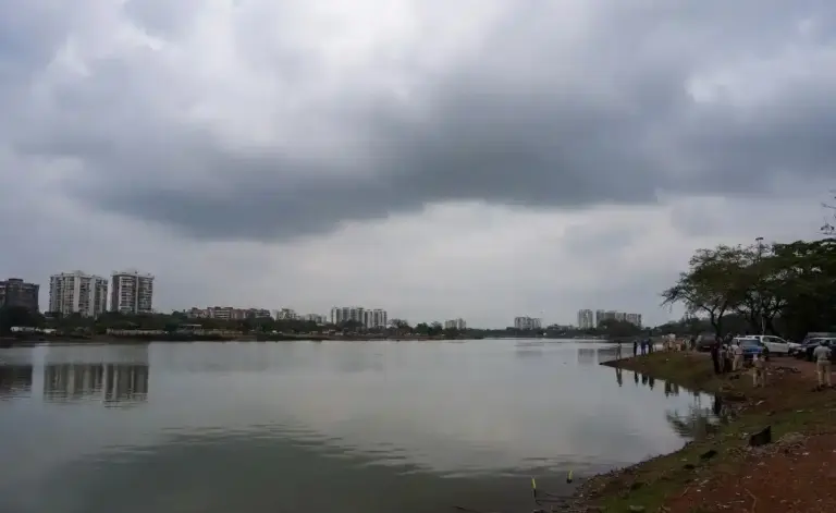 19YearOld Youth Drowns in Kurla Lake  કુર્લા વિસ્તારમાં શોકનું મોજું ૧૯ વર્ષના યુવાનના ડૂબી જવાથી થયેલા મોતથી પરિવાર શોકમગ્ન.