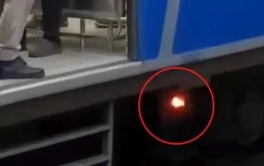 AC Local Train Fire in Mumbai  મુંબઈમાં ફરી ડરનો માહોલ, ઘાટકોપર સ્ટેશન પર એસી લોકલ ટ્રેનમાંથી નીકળ્યો ધુમાડો, મુસાફરોમાં ગભરાટ!